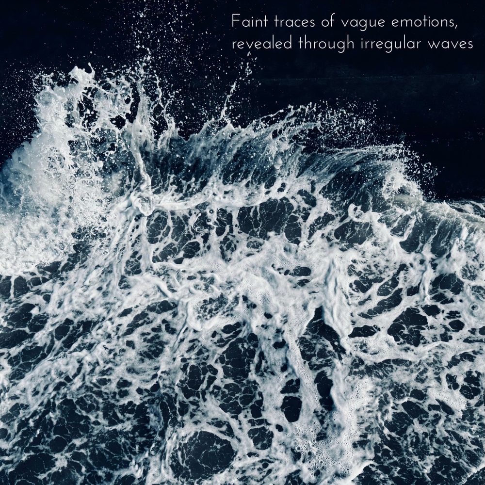 アルバム『Faint traces of vague emotions, revealed through irregular waves』のジャケット。夜の海の白い波しぶき